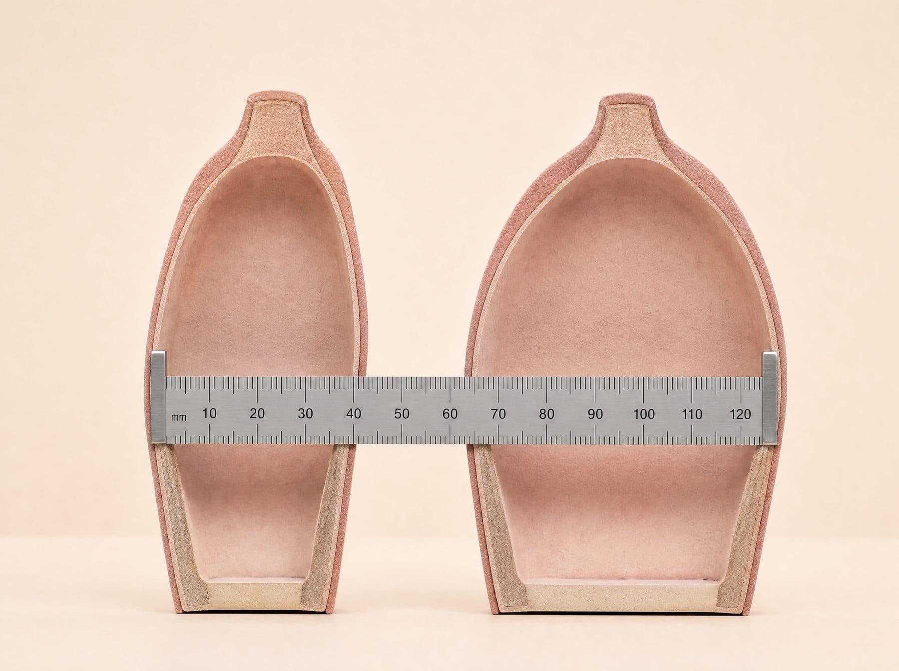 Two shoe last cross-sections side by side, standard and wide, with the seven millimetre difference marked.